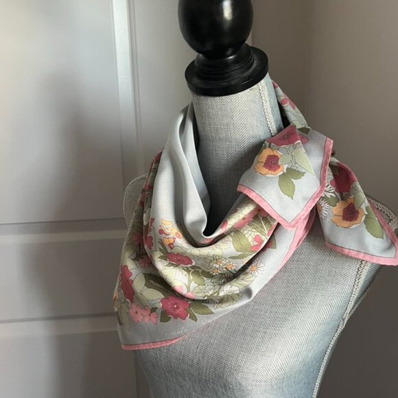 Cornelia James Silk scarf (glove maker and scarf designer to the Queen) - Picture 1 of 3